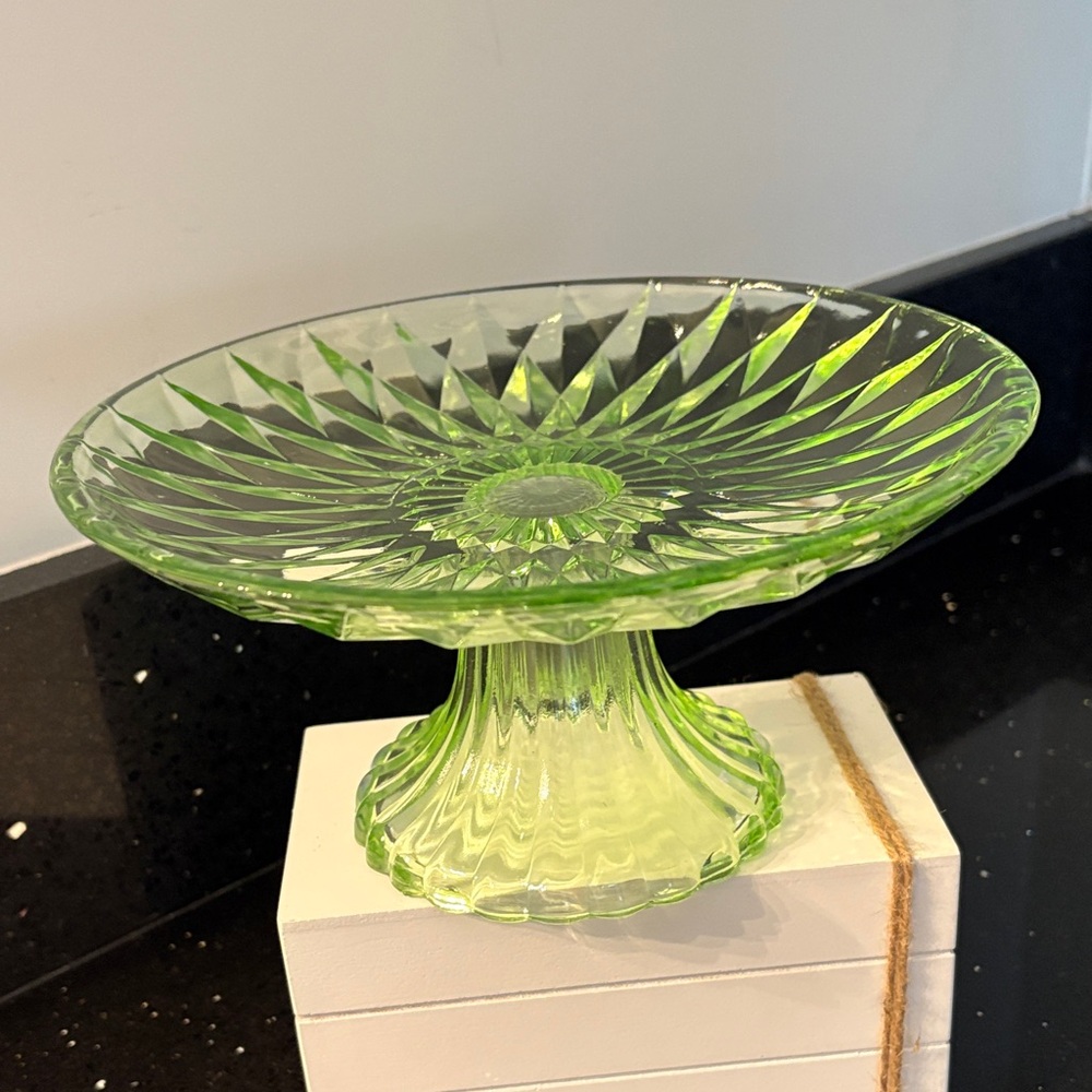 NWOT Green Glass Dessert Summer Easter Stand Riser Shabby Chic Cottagecore - Picture 7 of 11